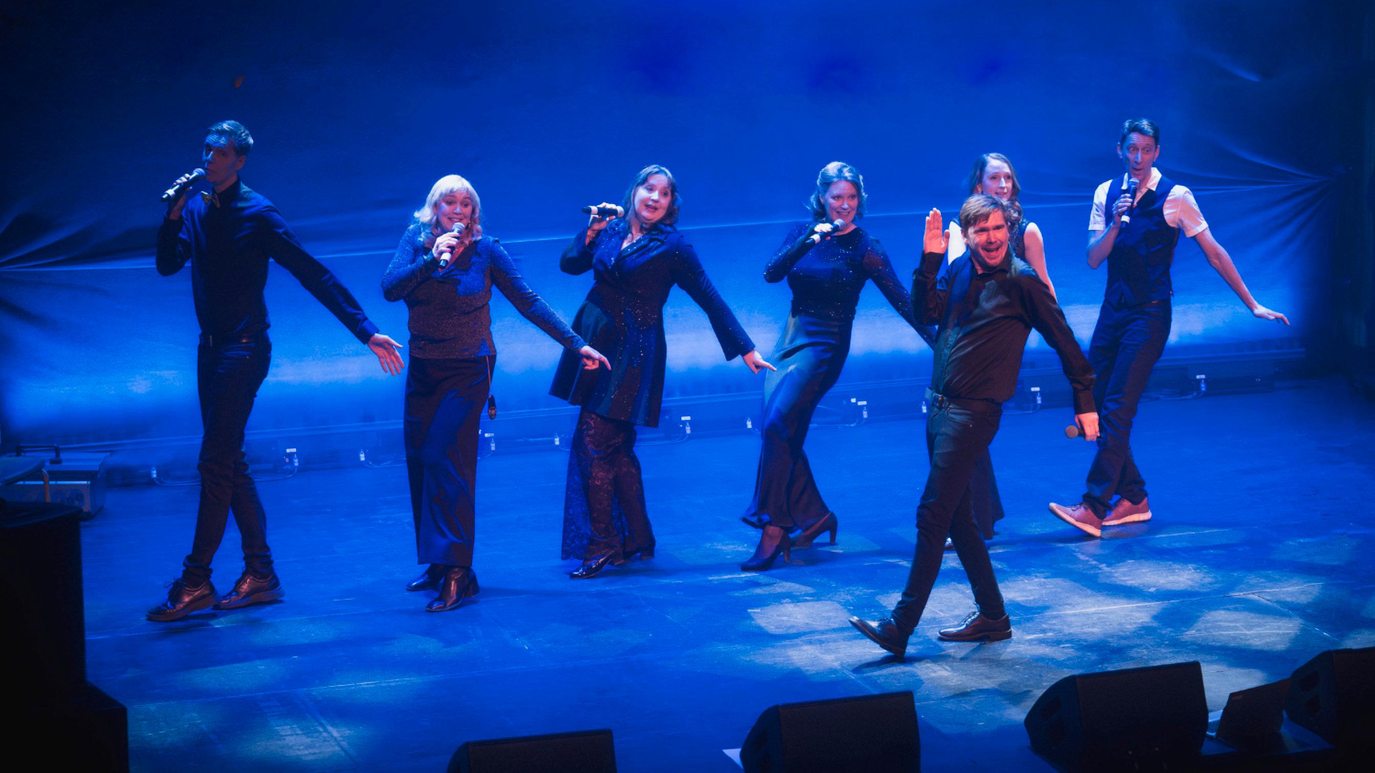 Scenlunch: Landet runt - med allvar och strunt