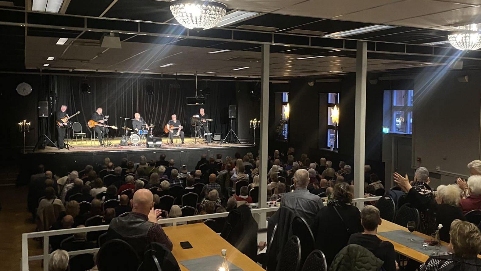 AW med Yesterdayz i Folkets Hus