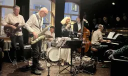 Spelar på S:t Eriks jazzbar