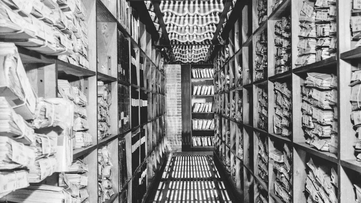 På jagt efter forgyldte bøger og gulnede dokumenter. Historier fra arkivets gemmer