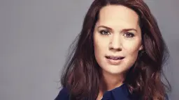 AMALIE DOLLERUP – LYDEN AF ET LIV I SPOTLIGHT