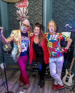 đ¶ Live Music at The Hurst Arms â Sound of the Crowd đ¶