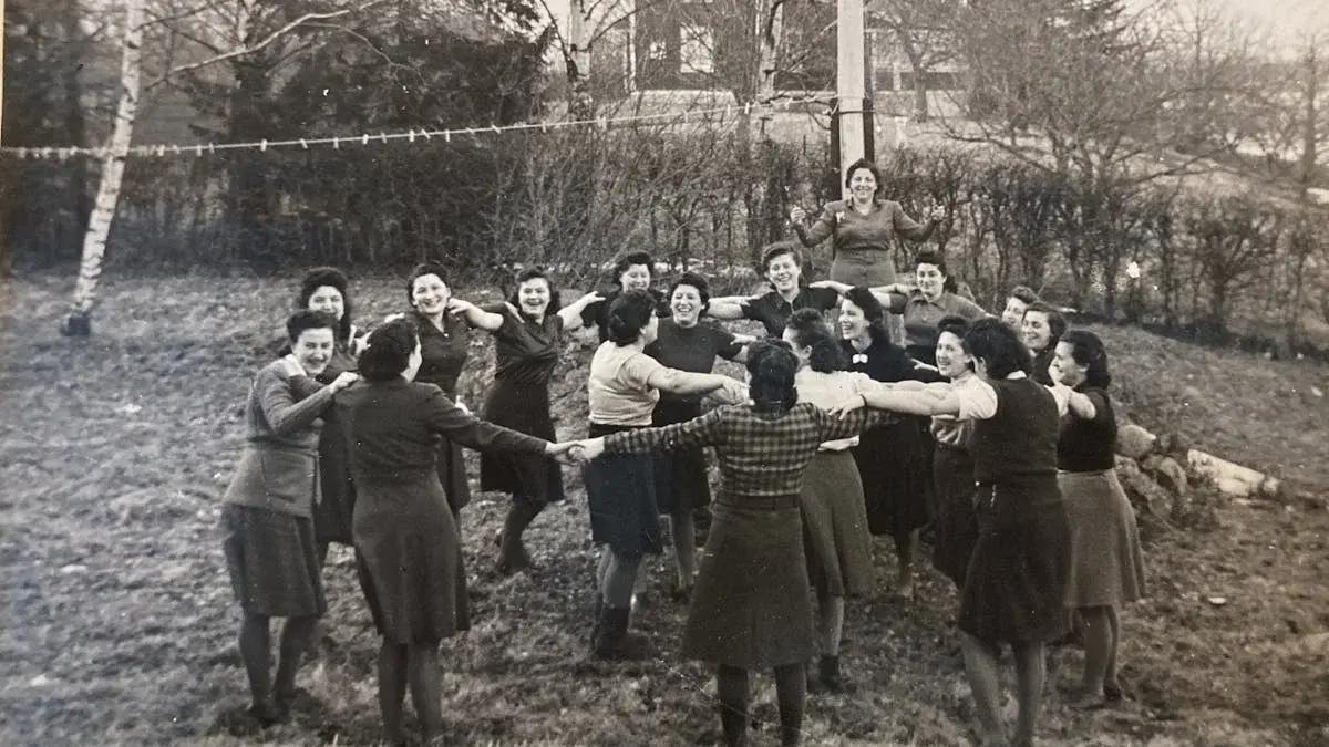 Mir zaynen do! Vi överlevde!