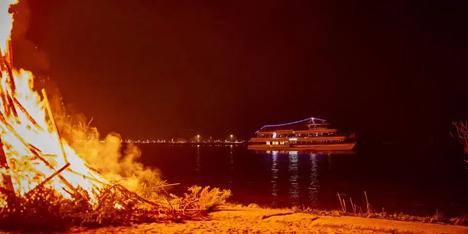 Fahrt entlang der Osterfeuer auf unserem Fahrgastschiff MS Hamburg