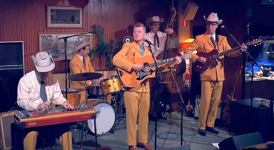 Countrymusik i stadsmiljö på klubb Grand New Opry