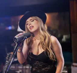 ZZ Ward at Musikfest Cafe