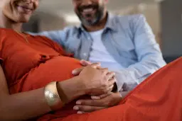 Glädje och smärta i födandet - i Sverige och Östafrika