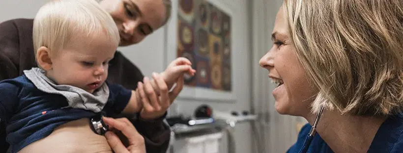 Babycafé med barnläkare som pratar infektioner
