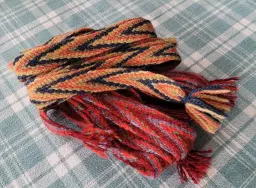 Gör strumpeband till folkdräkten