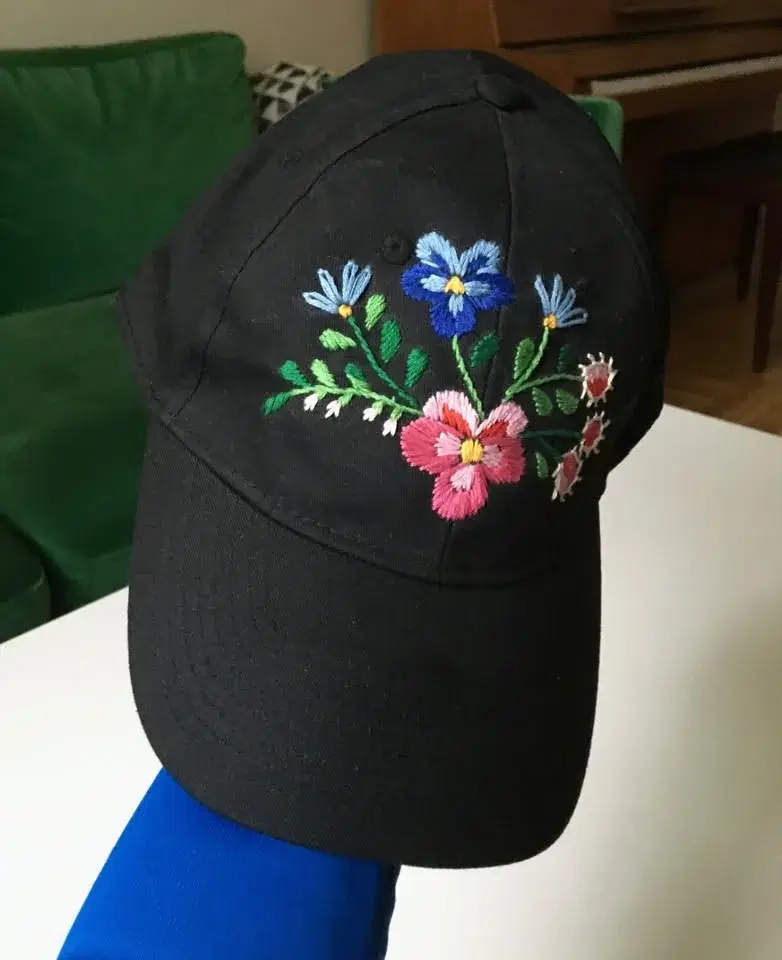 Brodera folkdräktsinspirerade blommor med Mia Fernau