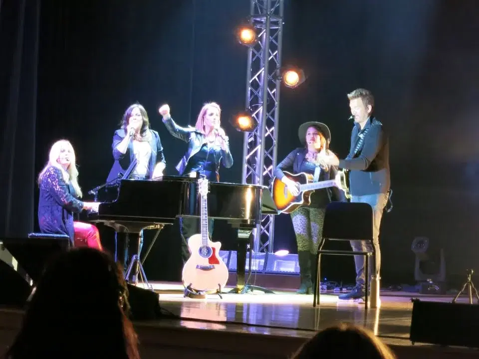 Tropical Nights presents Chirino Acústico