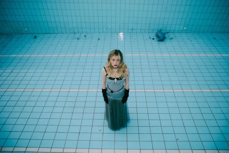 Eileen Alister + Support: Mira Taylor | Debaser Nova, Stockholm