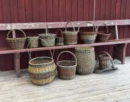 Helgkurs i korgflätning i Roslagen – rund korg på kryssbotten med handtag