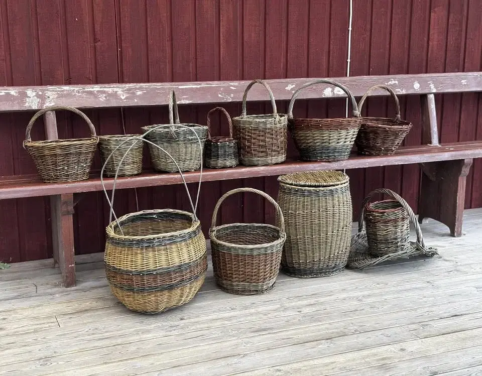 Helgkurs i korgflätning i Roslagen – rund korg på kryssbotten med handtag