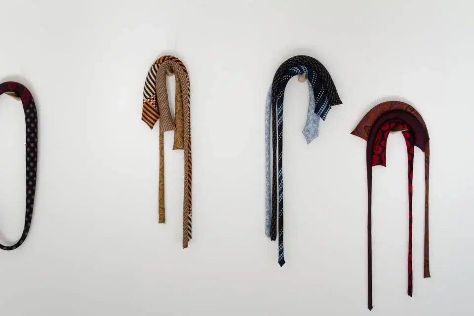 How to Tie and Loosen a Tie: TRANS SEPARATIST CRIT GROUP