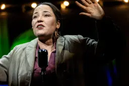 SAA RUMIAKIN TANSSITTAA - Siiri Angerkosken opissa -monologinäytelmä