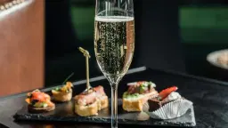 BOBLER I VERDENSKLASSE – EN EKSKLUSIV CHAMPAGNEOPLEVELSE MED TAPAS