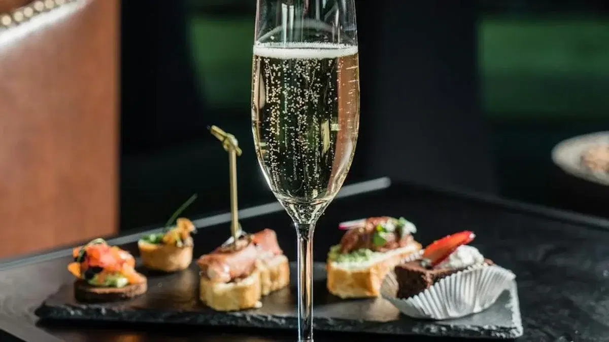 BOBLER I VERDENSKLASSE – EN EKSKLUSIV CHAMPAGNEOPLEVELSE MED TAPAS