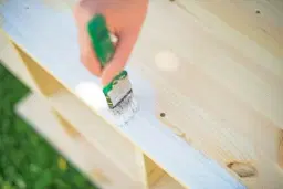 Chalk paint målning på återbrukade gamla möbler.