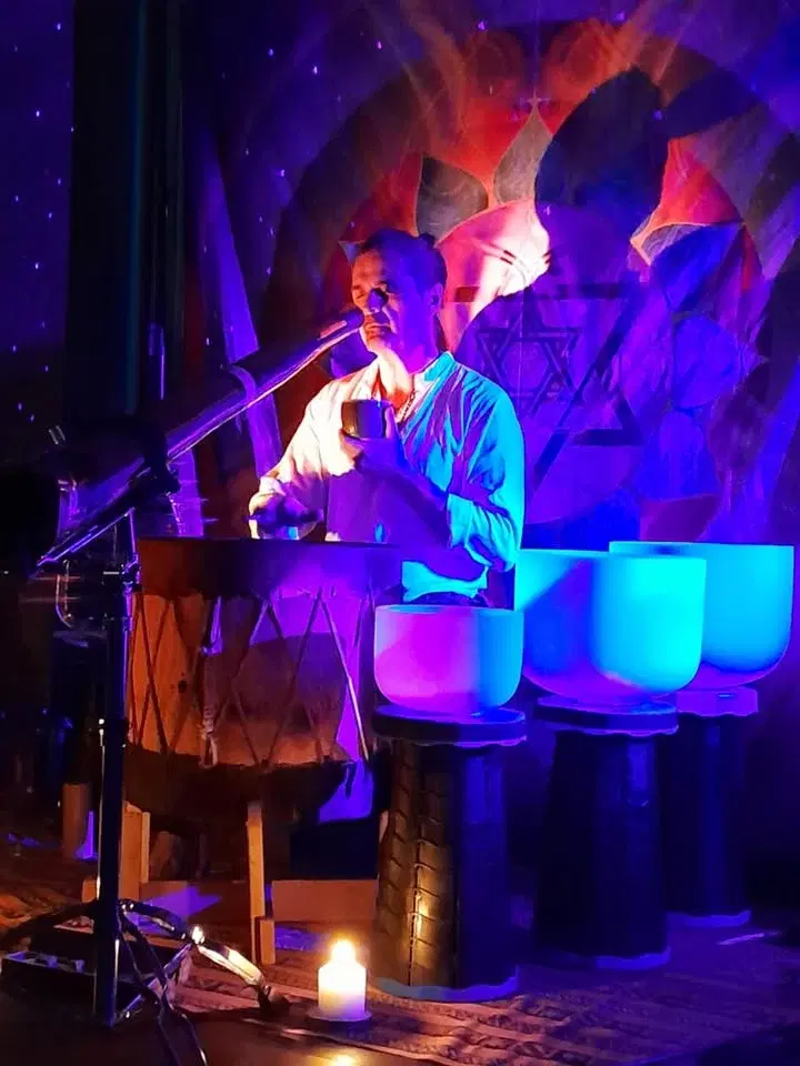 Profond Voyage Sonore avec Bols de Cristal, Didgéridoo, Tambour et Voix